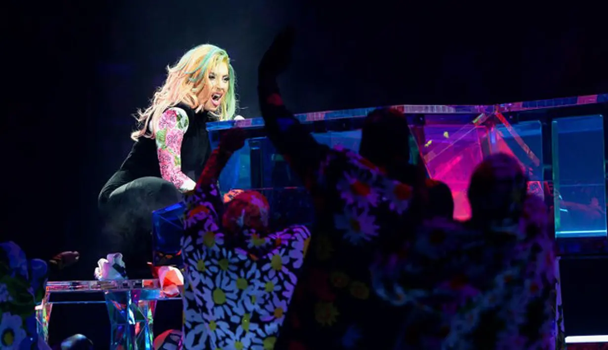 Lady Gaga, belakangan sedang menjalani proses pegobatan dan istirahat total akibat sakit yang dideritanya. Namun baru-baru ini, ia sepertinya sudah mulai tampil lagi di atas panggung untuk memanjakan para penggemarnya. (AFP/Jason Merritt)