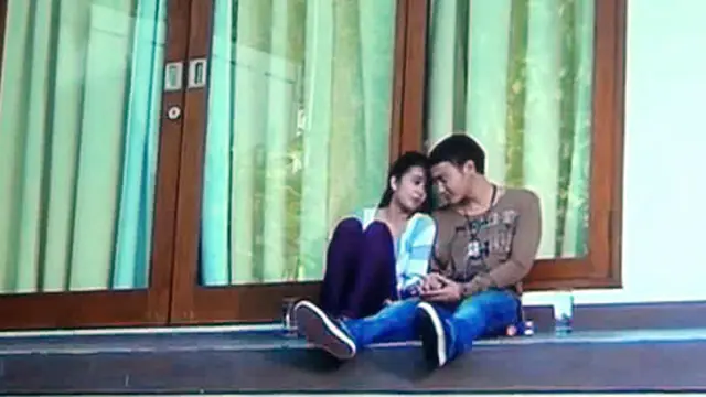 Wow.. Michele Zudith dan Dimas Anggara Ciuman