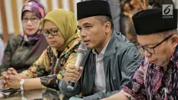 Wasekjen PPP M Arwani Thomaf menggelar konferensi pers penetapan status tersangka Ketum PPP Romahurmuziy di Jakarta, Sabtu (16/3). KPK menetapkan Romi sebagai tersangka suap pengisian jabatan di Kementerian Agama (Kemenag). (Liputan6.com/Faizal Fanani)