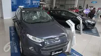 Sejumlah mobil yang dipajang di dealer Ford, Jakarta, Selasa (26/1). Ford memastikan konsumen dapat tetap mengunjungi dealer Ford untuk layanan penjualan, servis dan garansi hingga beberapa waktu ke depan di tahun ini. (Liputan6.com/Angga Yuniar)