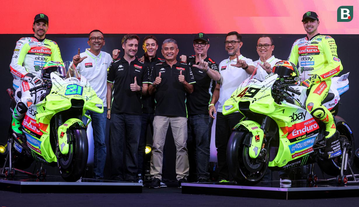 <p>Pembalap MotoGP, Franco Morbidelli dan Fabio Di Giannantonio berfoto bersama dengan para petinggi tim dalam launching tim Pertamina Enduro VR46 yang berlangsung di Balai Kartini, Jakarta, Sabtu (25/01/2025). (Bola.com/Bagaskara Lazuardi)</p>