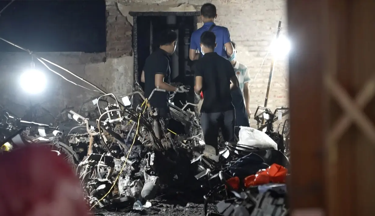 Petugas pemadam kebakaran memadamkan api dalam waktu sekitar satu jam. (AP Photo/Hau Dinh)