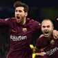 Lionel Messi (kiri) bersama rekannya Andres Iniesta melakukan selebrasi usai mencetak gol ke gawang Chelsea pada leg pertama babak 16 besar Liga Champions di Stamford Bridge, London (20/2). (AP Photo/Frank Augstein)