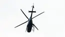 Sebuah helikopter polisi Venezuela dikerahkan dalam operasi penangkapan Oscar Perez di Caracas, Venezuela, Senin (15/1). Seorang menteri mengatakan anggota sejumlah anggota sel teroris tewas dan lima ditangkap. (AFP PHOTO/JUAN BARRETO)