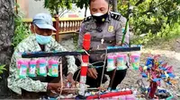 Pedagang Mainan Keliling Menangis dan Sujud Syukur Dagangannya Diborong Polisi