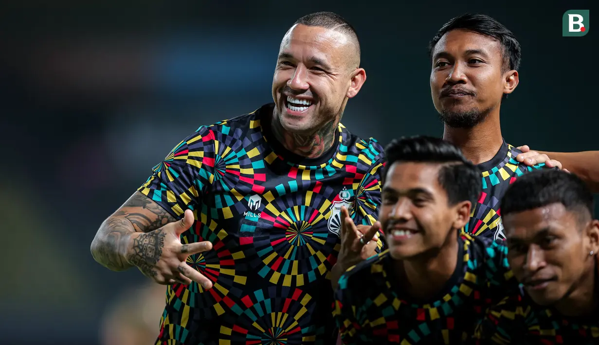 <p>Pemain Bhayangkara FC, Radja Nainggolan (kiri) bersama rekan-rekannya saat melakukan pemanasan sebelum dimulainya laga lanjutan BRI Liga 1 2023/2024 antara Bhayangkara FC melawan Persita Tangerang di Stadion Patriot Candrabhaga, Bekasi, Minggu (17/12/2023). (Bola.com/Bagaskara Lazuardi)</p>