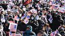 Dalam aksinya, mereka meneriakkan dukungan terhadap Presiden Yoon Suk Yeol sambil mengibarkan bendera Korea Selatan dan Amerika Serikat. (JUNG YEON-JE/AFP)