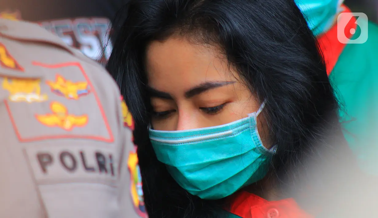Ekspresi artis sekaligus model Andi Novitalia alias Vitalia Sesha saat dihadirkan dalam konferensi pers kasus narkoba di Polres Metro Jakarta Barat, Kamis (26/2/2020). Vitalia ditangkap bersama kekasihnya di Apartemen Mansion Kemayoran, Senin 24 Februari 2020. (merdeka.com/Magang/Muhammad Fayyadh)