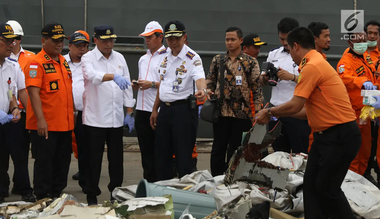 Menteri Perhubungan, Budi Karya Sumadi (ketiga kiri) mengecek barang yang diduga milik penumpang Lion Air JT 610 di Pelabuhan JICT 2, Jakarta, Selasa (30/10). Sejumlah barang ditemukan petugas dalam operasi pencarian. (Liputan6.com/Helmi Fithriansyah)