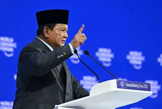 Dalam forum yang dihadiri para pemimpin dunia, pelaku usaha, hingga tokoh-tokoh dunia tersebut, Presiden Prabowo juga menegaskan komitmen Indonesia melawan berbagai praktik ilegal. Tampak dalam foto, Presiden Indonesia, Prabowo Subianto saat menyampaikan pidato khusus (special address) pada pertemuan tahunan Forum Ekonomi Dunia (WEF) di Davos, Swiss, pada Kamis 22 Januari 2026. (Fabrice COFFRINI/AFP)