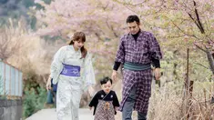 Sudah seminggu berada di Negeri Sakura, Jepang, Gilang Dirga dan Adiesty Fersa menikmati momen liburan bersama buah hatinya. Pasangan selebriti yang pernah berjuang untuk mendapatkan buah hati dengan berbagai cara seperti program bayi tabung, kini rumah tangga keduanya pun sudah semakin lengkap. (Liputan6.com/IG/@gilangdirga)