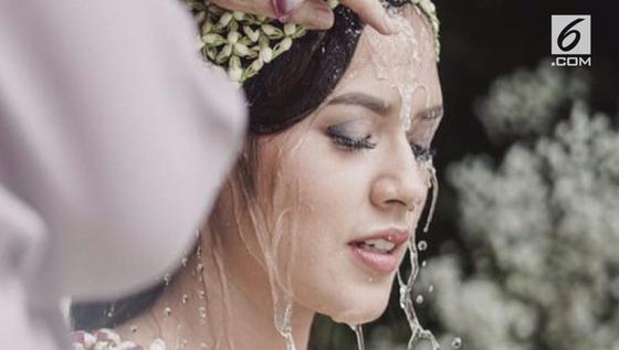 VIDEO: Gaun Pernikahan Raisa Ternyata Rancangan Desainer Internasional