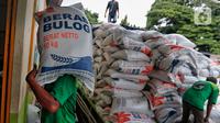 Seorang buruh memanggul beras bulog saat aktivitas bongkar muat, di gudang PT Food Station Tjipinang Jaya, Jakarta Timur, Jumat (3/2/2023). Guna memenuhi kebutuhan beras di Pasar Induk Beras Cipinang, Bulog juga akan menambah stok beras yang saat ini ada di Food Station dari 13 ribu ton menjadi 30 ribu ton. (Liputan6.com/Angga Yuniar)