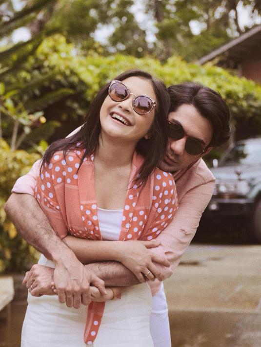 Prilly memang tak jarang tampil bersama Reza Rahardian dengan pose-pose mesra bak pasangan serasi. Seperti dalam foto bernuansa retro ini. Terlihat Prilly mengenakan innerwear putih yang ditumpuknya dengan crop top kerah kimono. Reza juga tampil mengenakan nuansa outfit kemeja oranye yang senada.
