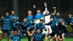 Superstar Portugal, Cristiano Ronaldo melakukan sesi foto bersama setelah merayakan pesta kecil bersama rekan-rekannya di Al Nassr, Senin (6/2/2023). (Twitter/Al Nassr FC)