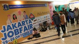 Pencari kerja mengamati puluhan stan perusahaan di Jakarta Job Fair 2022, di Plaza Semanggi, Jakarta, Rabu (26/10/2022). Bursa lowongan kerja yang diikuti 40 perusahaan dengan 6822 lowongan pekerjaan ini dipenuhi pencari kerja dari berbagai wilayah Jabodetabek dan sekitarnya. (Liputan6.com/Herman Zakharia)