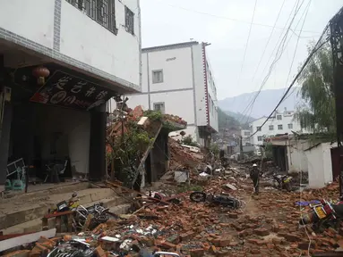 Gempa berkekuatan 6,3 SR mengguncang wilayah barat daya Provinsi Yunan, China, Minggu (3/8/14) waktu setempat. (REUTERS/China Daily)