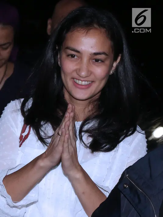 Artis yang juga anak Ratna Sarumpaet, Atiqah Hasiholan saat menuju ruang Dirreskrimum Polda Metro Jaya, Selasa (23/10). Atiqah diperiksa sebagai saksi terkait berita hoaks penganiayaan Ratna Sarumpaet. (Liputan6.com/Helmi Fithriansyah)