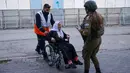 Pemeriksaaan ketat untuk mereka yang akan melintas dilakukan secara ketat oleh militer Israel. (Hazem BADER/AFP)