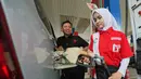 Namun, menurut Airlangga Hartarto, pemerintah tetap optimistis cadangan energi nasional, terutama bahan bakar minyak (BBM), tetap aman di tengah konflik memanas di Timur Tengah. Tampak dalam foto, seorang karyawan mengisi bahan bakar mobil di sebuah Stasiun Pengisian Bahan Bakar Umum (SPBU) di Jakarta, Selasa 3 Maret 2026. (AP Photo/Achmad Ibrahim)