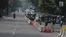 Pengendara melintas saat dilakukan rekayasa lalu lintas di Jalan Proklamasi, Jakarta, Senin (16/4). Jalan Proklamasi menjadi dua arah dan semakin macet pasca uji coba underpass Matraman-Salemba. (Liputan6.com/Arya Manggala)