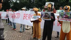 Sejumlah orang yang tergabung dalam Yayasan Scorpion Indonesia melakukan aksi di depan Kementrian Lingkungan Hidup dan Kehutan (KLHK), Jakarta, Senin (20/3). Aksi itu digelar dalam upaya untuk menghentikan atraksi satwa liar. (Liputan6.com/Angga Yuniar)