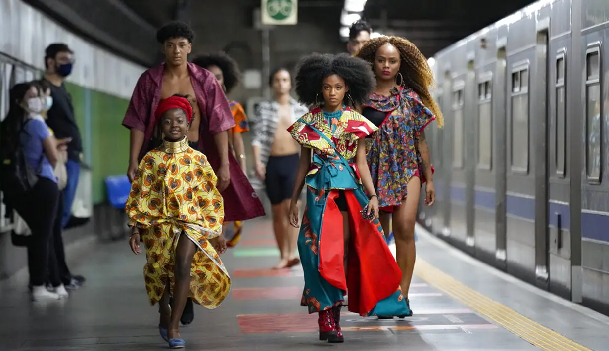 Model mengenakan pakaian yang dirancang oleh siswa dari komunitas Afro-Brasil jelang Hari Kesadaran Kulit Hitam dalam stasiun kereta bawah tanah di Sao Paulo, Brasil, 19 November 2021. Hari Kesadaran Kulit Hitam diperingati setiap tahun pada 20 November. (AP Photo/Andre Penner)