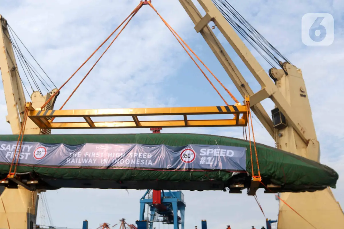 Rangkaian Kereta Cepat Jakarta - Bandung Tiba di Pelabuhan Tanjung Priok