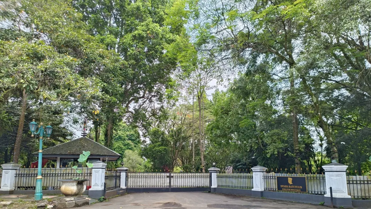 Suasana Istana Batu Tulis Bogor, Jawa Barat, Jumat (21/4/2023), jelang pengumuman calon presiden (capres) PDI Perjuangan yang akan disampaikan Ketua Umum Megawati Soekarnoputri. (Foto: Alma Fikhasari.Merdeka.com)