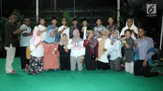 Menpora Imam Nahrawi (tengah-belakang) bersama atlet cabang dayung berfoto usai buka puasa bersama di Jakarta, Senin (28/5). Acara tersebut dihadiri atlet pelatnas Asian Games 2018 dan para mantan atlet peraih medali. (Liputan6.com/Helmi Fithriansyah)