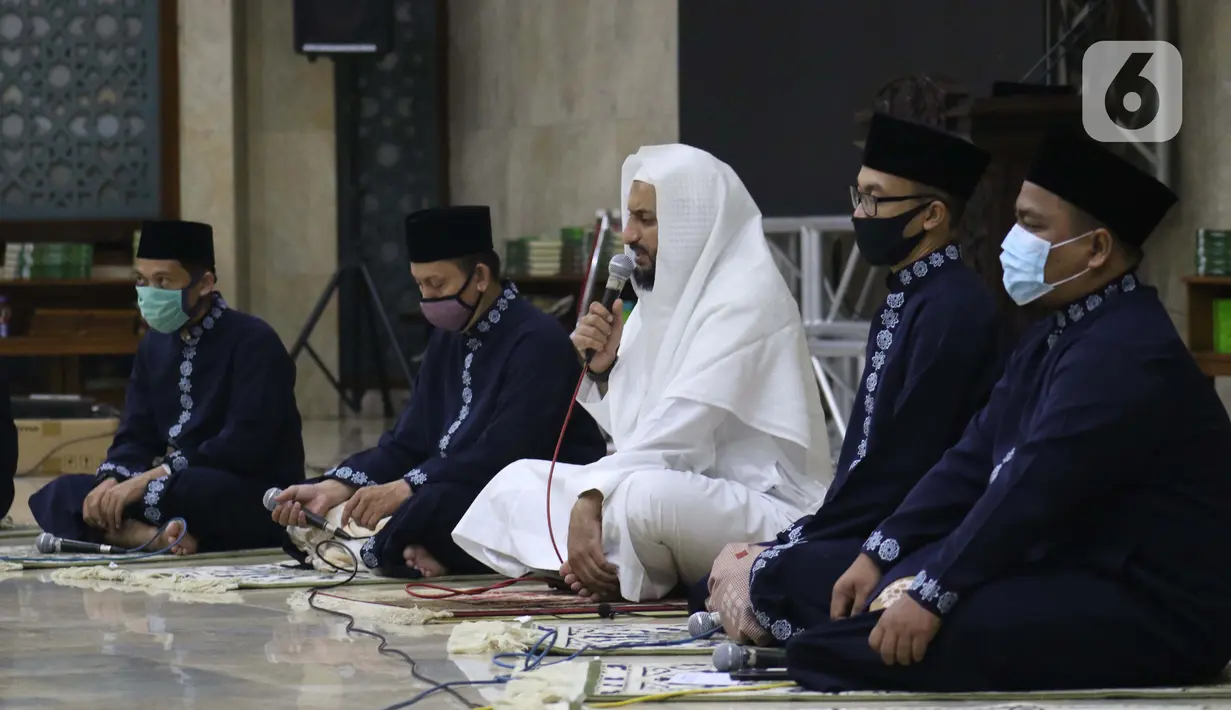 Para Imam Masjid Agung Sunda Kelapa menggemakan takbir malam Idul Fitri 1441 H yang disiarkan langsung melalui beragam media sosial, Jakarta, Sabtu (23/5/2020). Gema takbir yang disiarkan secara virtual untuk menghindari penyebaran virus COVID-19. (Liputan6.com/Helmi Fithriansyah)