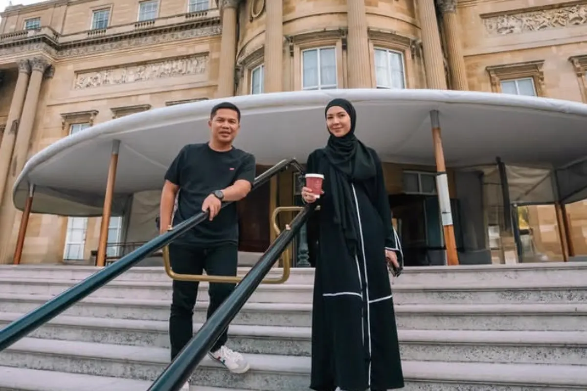 Outfit Ratna Galih saat Liburan ke Luar Negeri