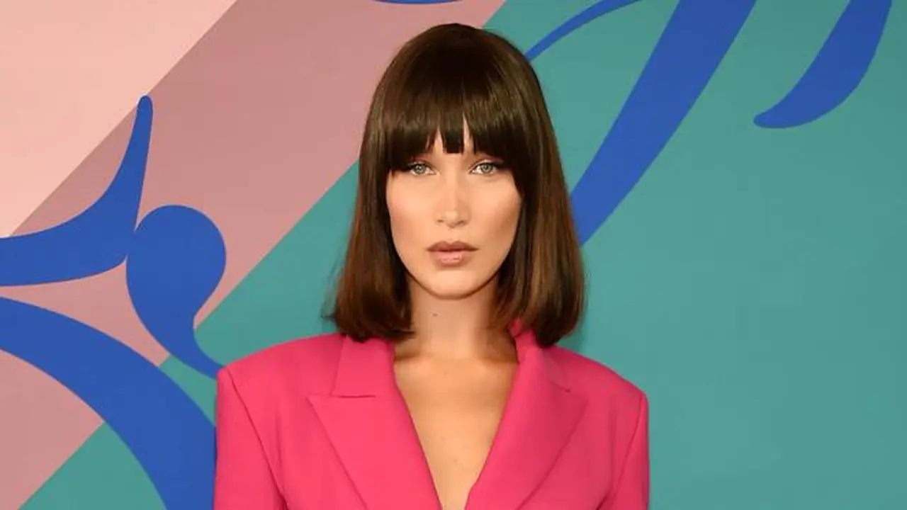 Intip Pose Bambi ala Bella Hadid yang jadi Andalan di Instagram 