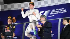 Pebalap Mercedes, Nico Rosberg, tampil meyakinkan saat memenangi balapan malam F1 GP Singapura, di Sirkuit Jalan Raya Marina Bay, Minggu (18/9/2016). (AFP/Mohd Rasfan)