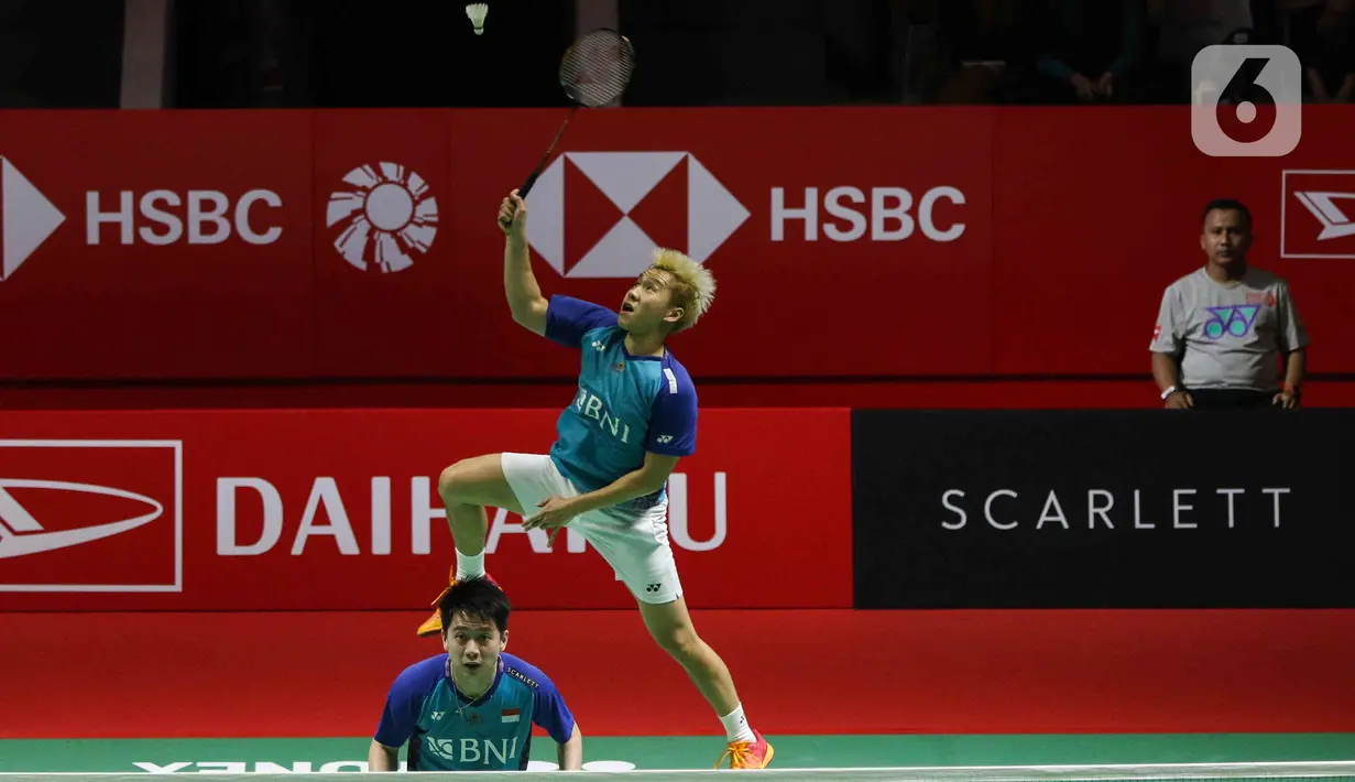 Pebulu tangkis ganda putra Indonesia Kevin Sanjaya/Marcus Gideon saat melawan pebulu tangkis ganda putra China Liu Yu Chen/Ou Xuan Yi pada babak 16 besar turnamen Daihatsu Indonesia Masters 2023 di Istora Senayan, Jakarta, Kamis (26/1/2023). The Minions gagal lolos ke babak selanjutnya karena memutuskan untuk mundur atau retired pada set ketiga akibat cedera yang dialami Marcus Gideon saat ganda China unggul dengan skor 19 - 21, 21-8, dan 11-6. (Liputa6.com/Herman Zakharia)