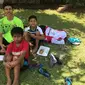 Peserta final Audisi Umum Djarum Beasiswa Bulutangkis 2018 dari Kediri, Ravi Aditya Putra dan Faiz Suta Digdaya, bersama pelatih muda mereka, Alvin Rizki Pangestu. (Bola.com/Aning Jati)