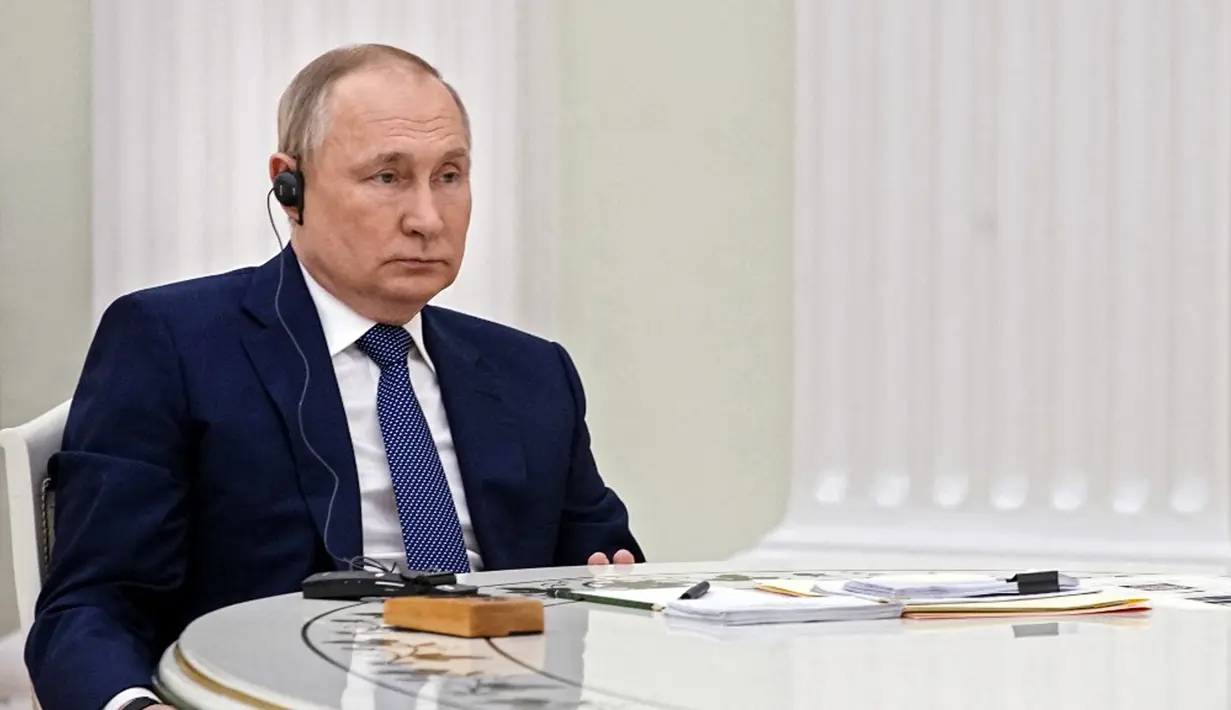 <p>Presiden Rusia Vladimir Putin saat bertemu dengan Presiden Prancis Emmanuel Macron di Moskow, Rusia, 7 Februari 2022. Vladimir Putin dan Emmanuel Macron berupaya menemukan titik temu atas Ukraina dan NATO di tengah kekhawatiran Rusia sedang mempersiapkan invasi ke Ukraina. (SPUTNIK/AFP)</p>