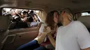 Neil Bantleman mencium istrinya Tracy di dalam mobil usai dibebaskan dari penjara Cipinang, Jakarta, (14/8/2015). Dua guru Jakarta International School (JIS) Ferdinant dan Neil diputus bebas oleh Pengadilan Tinggi Jakarta. (REUTERS/Beawiharta)
