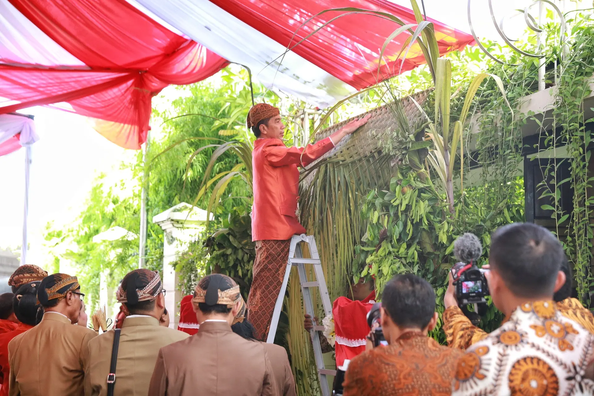 Jokowi memasang bleketepe. (Adrian Putra/Bintang.com)