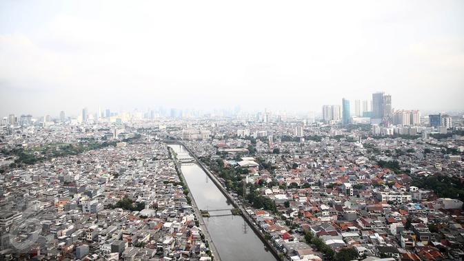 Kepadatan gedung bertingkat dan pemukiman penduduk dilihat dari kawasan Jembatan Besi, Jakarta, 5 Juni 2016. Tingkat kepadatan penduduk yang tinggi memicu berbagai permasalahan, dari tata ruang, kemiskinan hingga kriminalitas. (Liputan6.com/Faizal Fanani)
