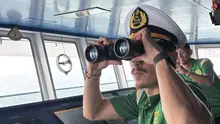 Francisco Rivera bergaya jadi kapten kapal saat Persebaya menempuh jalur laut dari Lampung usai menyambangi Bhayangkara FC. Persebaya terdampak erupsi Anak Krakatau. (Dok. Persebaya Surabaya)