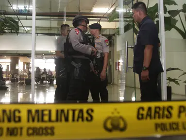 Petugas dari Polda Metro Jaya memasang garis polisi di lokasi ledakan di kantin Mal Alam Sutera, Tangerang, Banten, Rabu (28/10). Polda Metro Jaya memastikan sumber ledakan itu adalah bom rakitan dan berdaya ledak rendah. (Liputan6.com/Herman Zakharia)