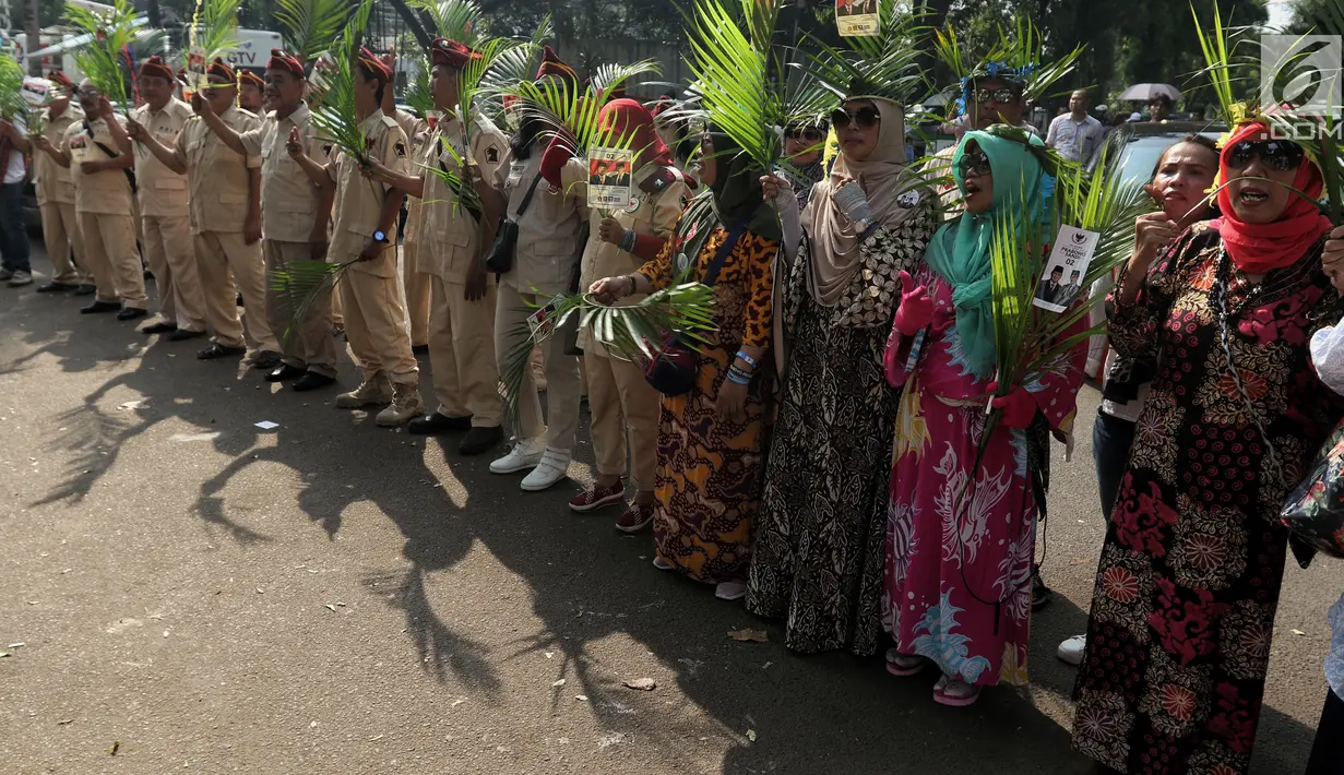 Anggota Persatuan Purnawirawan Indonesia Raya (PPIR) saat mendatangi kediaman capres nomor urut 02 Prabowo Subianto di Jalan Kertanegara IV, Kebayoran Baru, Jakarta, Kamis (18/4). (Liputan6.com/JohanTallo)