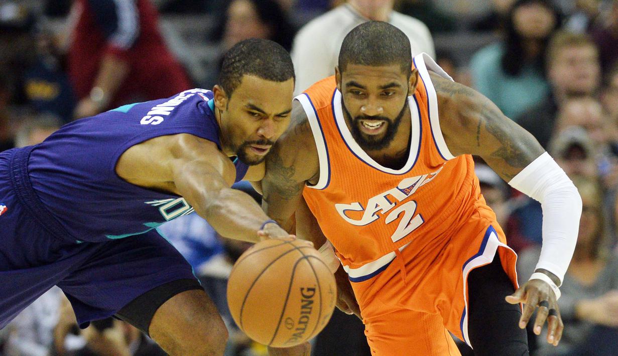 Pemain Charlotte Hornets, Ramon Sessions (kiri) berebut bola dengan pemain Cleveland Cavaliers, Kyrie Irving (kanan) pada laga NBA di Quicken Loans Arena, (10/12/2016). (Reuters/Ken Blaze-USA TODAY Sports)