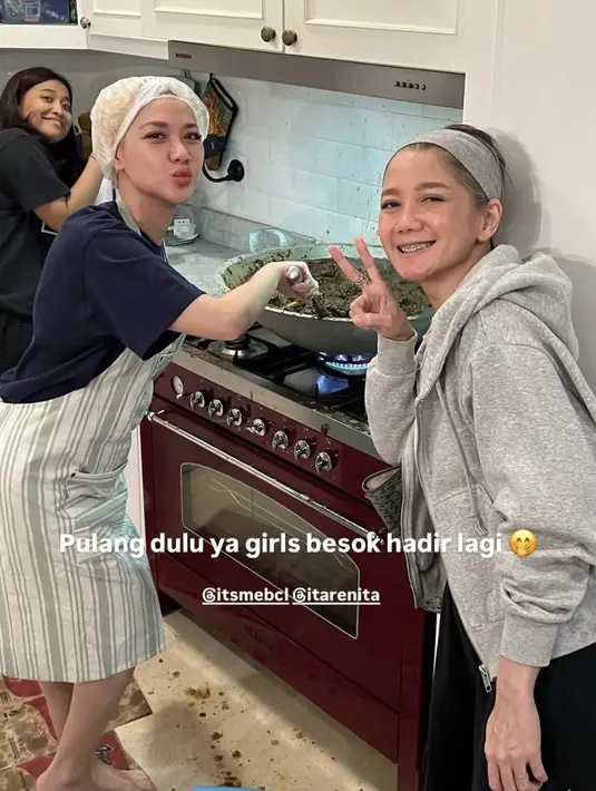 BCL juga tampak mengenakan apron warna hijau bergaris. Wajahnya tampak natural tampak glowing meski tanpa makeup. [@bumiauw]