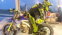 Pebalap Movistar Yamaha, Valentino Rossi, sudah kembali berlatih setelah liburan di Motor Ranch miliknya di Tavullia, Urbino, Italia, Rabu (11/1/2017). (Bola.com/Instagram/valeyellow46)