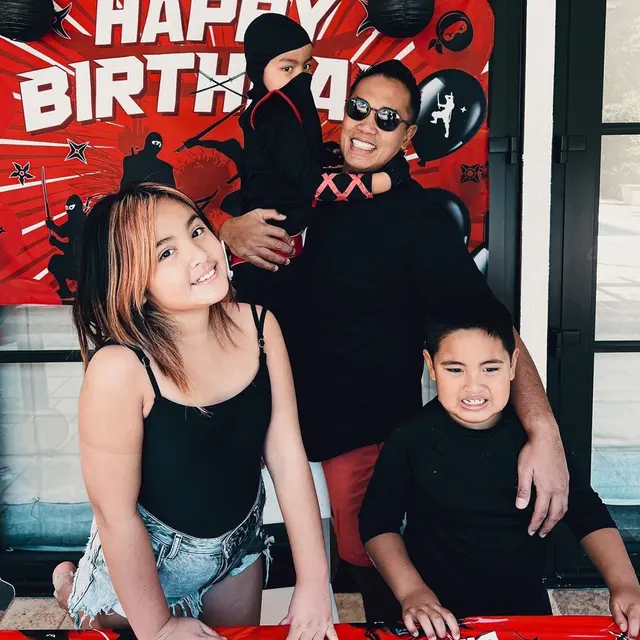 7 Gaya Kompak Keluarga Nia Ramadhani Rayakan Ulang Tahun Magika di Amerika Serikat, Meriah Bertema Ninja