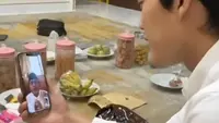 Gus Iqdam saat melakukan video call dengan pria kembarannya Reza (SS TikTok)