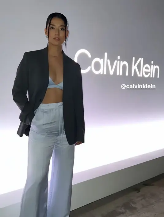 Ada Pula selebriti dari Jepang, Sumire yang mengenakan bra top baby blue serasi dengan celana satinnya. Ia pun memadukannya dengan blazer. [@sumire808]