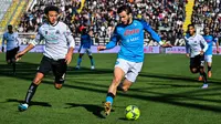 Pemain Napoli, Khvicha Kvaratskhelia (kanan) berusaha melewati pemain Spezia, Ethan Ampadu pada laga lanjutan Liga Italia 2022/2023 yang berlangsung  di stadion Alberto-Picco, Spezia, 5 Februari 2023. Pemain berkebangsaan Georgia tersebut didatangkan ke Napoli pada bursa transfer musim panas 2022/2023 dengan banderol 11.5 juta euro. Kedatangannya berdampak besar untuk skuad berjuluk Il Partonepei, termasuk memimpin klasemen Liga Italia musim ini. (AFP/Alberto Pizzoli)